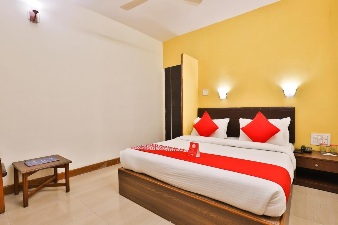 Oyo 13668 Hotel Utsav Вадодара Экстерьер фото