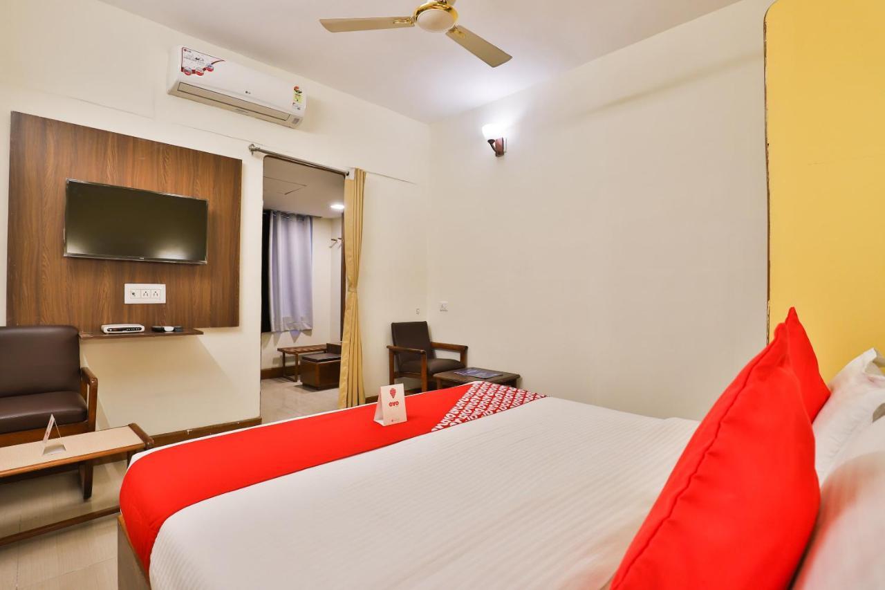 Oyo 13668 Hotel Utsav Вадодара Экстерьер фото