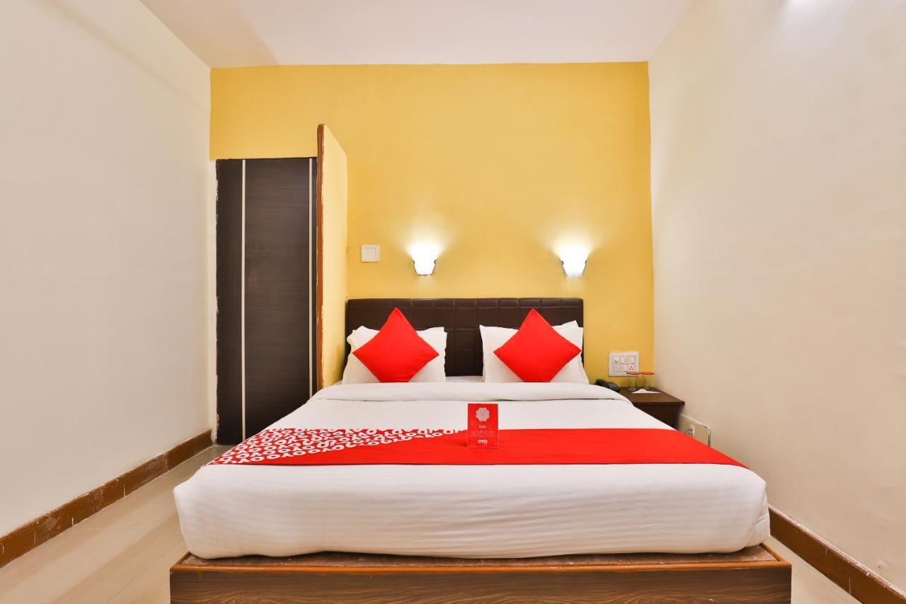 Oyo 13668 Hotel Utsav Вадодара Экстерьер фото