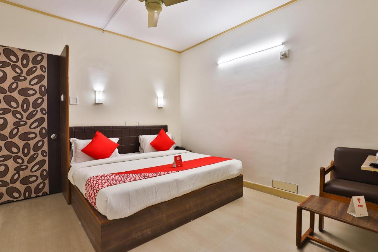 Oyo 13668 Hotel Utsav Вадодара Экстерьер фото