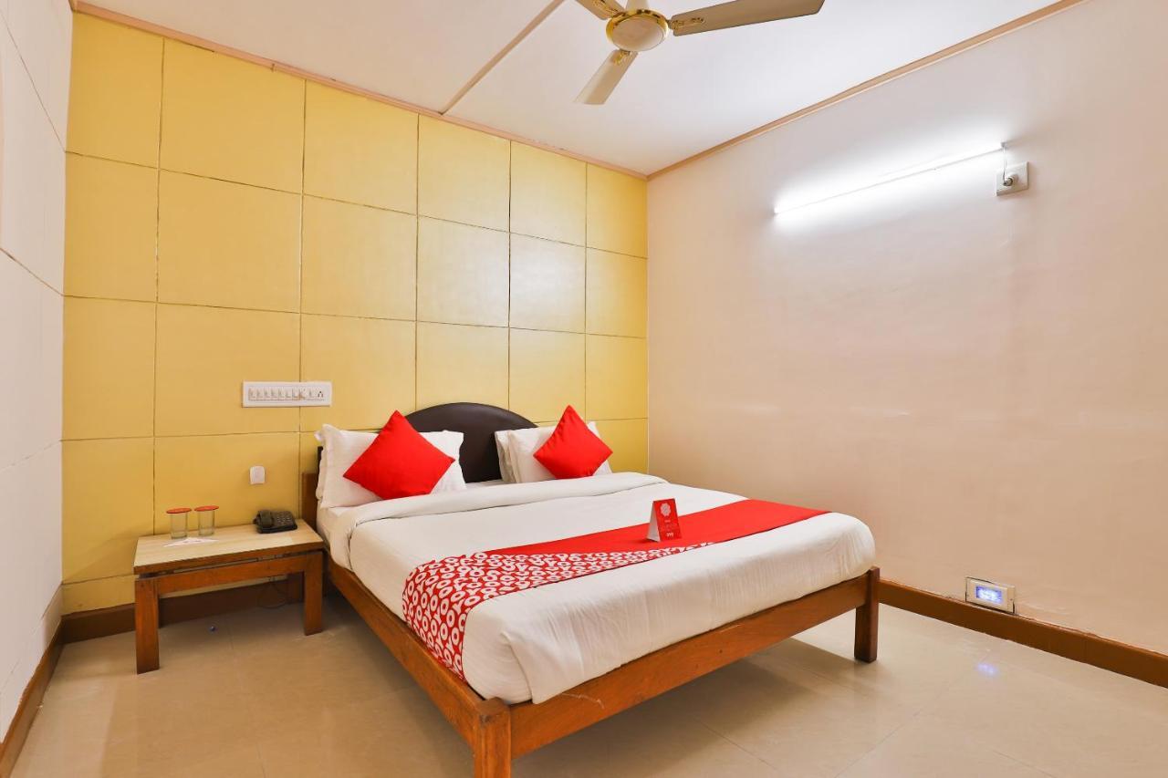 Oyo 13668 Hotel Utsav Вадодара Экстерьер фото
