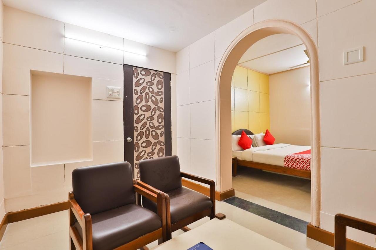 Oyo 13668 Hotel Utsav Вадодара Экстерьер фото